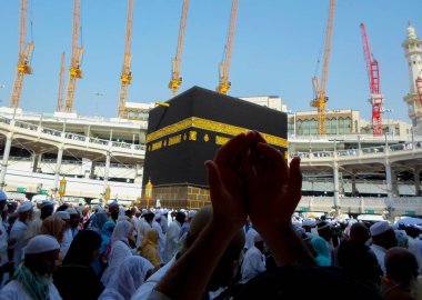 Kutsal Kabe, İslam 'ın merkezidir ve Mekke' deki Mescid-i Haram 'dadır. Bir grup insan Umra ya da Hac boyunca Kabe 'de dolaşıp Tawaf yapıyor.