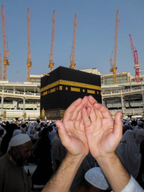 Kutsal Kabe, İslam 'ın merkezidir ve Mekke' deki Mescid-i Haram 'dadır. Bir grup insan Umra ya da Hac boyunca Kabe 'de dolaşıp Tawaf yapıyor.