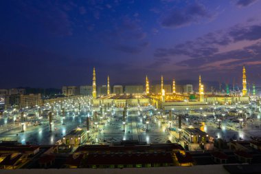 Suudi Arabistan 'daki peygamber camii, Medine. Dünyanın en büyük camilerinden birisidir. Mekke 'den sonra, İslam' ın en kutsal ikinci camii. Suudi Arabistan, Medine.