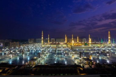 Suudi Arabistan 'daki peygamber camii, Medine. Dünyanın en büyük camilerinden birisidir. Mekke 'den sonra, İslam' ın en kutsal ikinci camii. Suudi Arabistan, Medine.