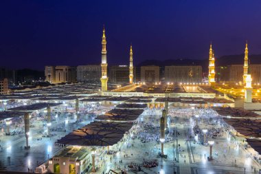 Suudi Arabistan 'daki peygamber camii, Medine. Dünyanın en büyük camilerinden birisidir. Mekke 'den sonra, İslam' ın en kutsal ikinci camii. Suudi Arabistan, Medine