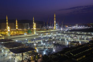 Suudi Arabistan 'daki peygamber camii, Medine. Dünyanın en büyük camilerinden birisidir. Mekke 'den sonra, İslam' ın en kutsal ikinci camii. Suudi Arabistan, Medine