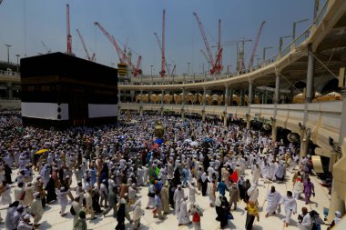 Kabe 'nin merkezine bakan Müslümanların görüşü Mekke Suudi Arabistan' daki Mekke Camii 'nde Tawaf icra ediyor.