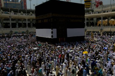 Kabe 'nin merkezine bakan Müslümanların görüşü Mekke Suudi Arabistan' daki Mekke Camii 'nde Tawaf icra ediyor.