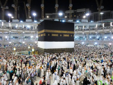 Kabe 'nin merkezine bakan Müslümanların görüşü Mekke Suudi Arabistan' daki Mekke Camii 'nde Tawaf icra ediyor.