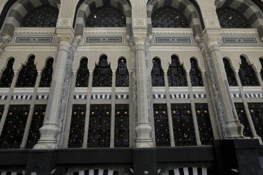 Kabe 'nin merkezine bakan Müslümanların görüşü Mekke Suudi Arabistan' daki Mekke Camii 'nde Tawaf icra ediyor.