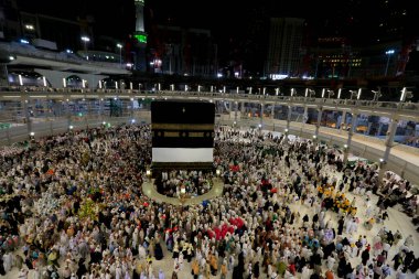 Kabe 'nin merkezine bakan Müslümanların görüşü Mekke Suudi Arabistan' daki Mekke Camii 'nde Tawaf icra ediyor.
