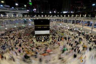 Kabe 'nin merkezine bakan Müslümanların görüşü Mekke Suudi Arabistan' daki Mekke Camii 'nde Tawaf icra ediyor.