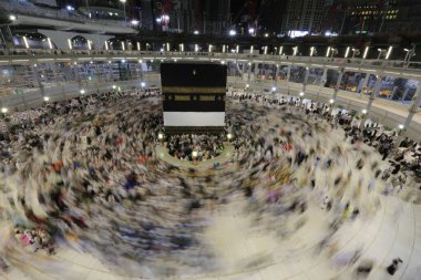Kabe 'nin merkezine bakan Müslümanların görüşü Mekke Suudi Arabistan' daki Mekke Camii 'nde Tawaf icra ediyor.