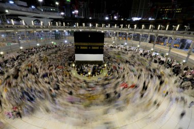 Kabe 'nin merkezine bakan Müslümanların görüşü Mekke Suudi Arabistan' daki Mekke Camii 'nde Tawaf icra ediyor.