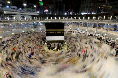 Kabe 'nin merkezine bakan Müslümanların görüşü Mekke Suudi Arabistan' daki Mekke Camii 'nde Tawaf icra ediyor.