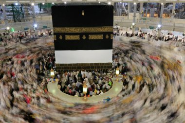 Kabe 'nin merkezine bakan Müslümanların görüşü Mekke Suudi Arabistan' daki Mekke Camii 'nde Tawaf icra ediyor.