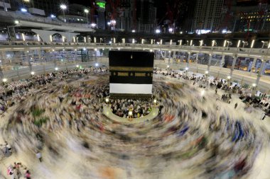 Kabe 'nin merkezine bakan Müslümanların görüşü Mekke Suudi Arabistan' daki Mekke Camii 'nde Tawaf icra ediyor.