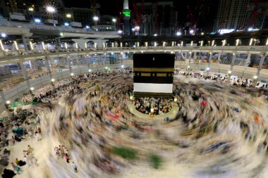 Kabe 'nin merkezine bakan Müslümanların görüşü Mekke Suudi Arabistan' daki Mekke Camii 'nde Tawaf icra ediyor.