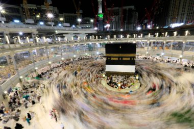 Kabe 'nin merkezine bakan Müslümanların görüşü Mekke Suudi Arabistan' daki Mekke Camii 'nde Tawaf icra ediyor.