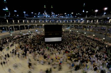 Kabe 'nin merkezine bakan Müslümanların görüşü Mekke Suudi Arabistan' daki Mekke Camii 'nde Tawaf icra ediyor.
