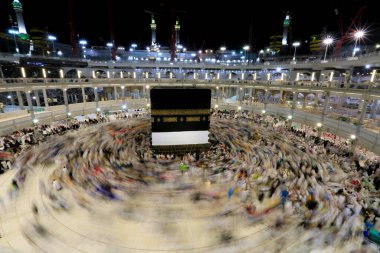 Kabe 'nin merkezine bakan Müslümanların görüşü Mekke Suudi Arabistan' daki Mekke Camii 'nde Tawaf icra ediyor.