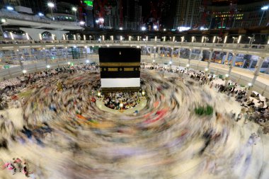 Kabe 'nin merkezine bakan Müslümanların görüşü Mekke Suudi Arabistan' daki Mekke Camii 'nde Tawaf icra ediyor.