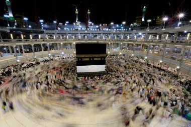 Kabe 'nin merkezine bakan Müslümanların görüşü Mekke Suudi Arabistan' daki Mekke Camii 'nde Tawaf icra ediyor.