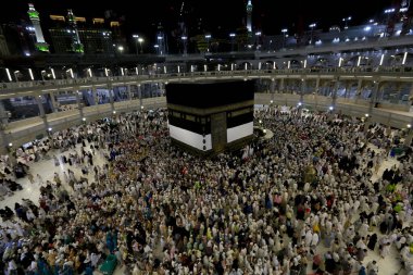 Kabe 'nin merkezine bakan Müslümanların görüşü Mekke Suudi Arabistan' daki Mekke Camii 'nde Tawaf icra ediyor.