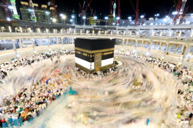 Kabe 'nin merkezine bakan Müslümanların görüşü Mekke Suudi Arabistan' daki Mekke Camii 'nde Tawaf icra ediyor.