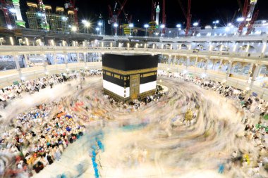 Kabe 'nin merkezine bakan Müslümanların görüşü Mekke Suudi Arabistan' daki Mekke Camii 'nde Tawaf icra ediyor.