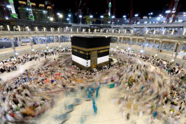 Kabe 'nin merkezine bakan Müslümanların görüşü Mekke Suudi Arabistan' daki Mekke Camii 'nde Tawaf icra ediyor.