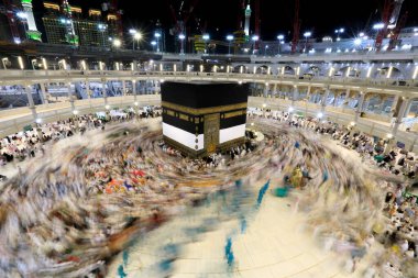 Kabe 'nin merkezine bakan Müslümanların görüşü Mekke Suudi Arabistan' daki Mekke Camii 'nde Tawaf icra ediyor.