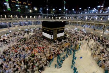 Kabe 'nin merkezine bakan Müslümanların görüşü Mekke Suudi Arabistan' daki Mekke Camii 'nde Tawaf icra ediyor.