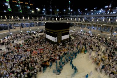 Kabe 'nin merkezine bakan Müslümanların görüşü Mekke Suudi Arabistan' daki Mekke Camii 'nde Tawaf icra ediyor.