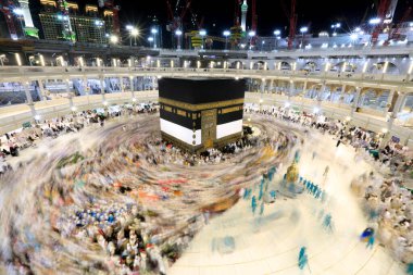 Kabe 'nin merkezine bakan Müslümanların görüşü Mekke Suudi Arabistan' daki Mekke Camii 'nde Tawaf icra ediyor.
