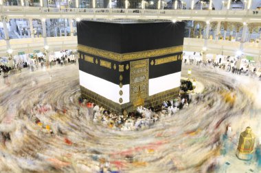 Kabe 'nin merkezine bakan Müslümanların görüşü Mekke Suudi Arabistan' daki Mekke Camii 'nde Tawaf icra ediyor.