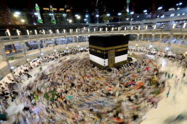 Kabe 'nin merkezine bakan Müslümanların görüşü Mekke Suudi Arabistan' daki Mekke Camii 'nde Tawaf icra ediyor.