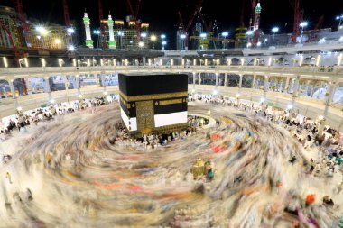 Kabe 'nin merkezine bakan Müslümanların görüşü Mekke Suudi Arabistan' daki Mekke Camii 'nde Tawaf icra ediyor.