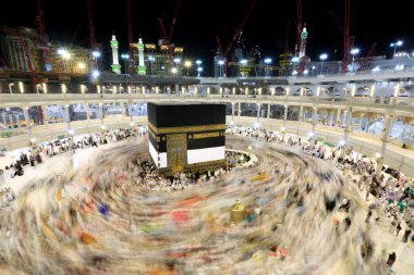 Kabe 'nin merkezine bakan Müslümanların görüşü Mekke Suudi Arabistan' daki Mekke Camii 'nde Tawaf icra ediyor.