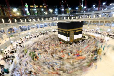 Kabe 'nin merkezine bakan Müslümanların görüşü Mekke Suudi Arabistan' daki Mekke Camii 'nde Tawaf icra ediyor.