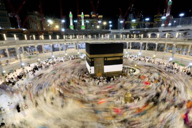 Kabe 'nin merkezine bakan Müslümanların görüşü Mekke Suudi Arabistan' daki Mekke Camii 'nde Tawaf icra ediyor.