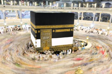 Kabe 'nin merkezine bakan Müslümanların görüşü Mekke Suudi Arabistan' daki Mekke Camii 'nde Tawaf icra ediyor.