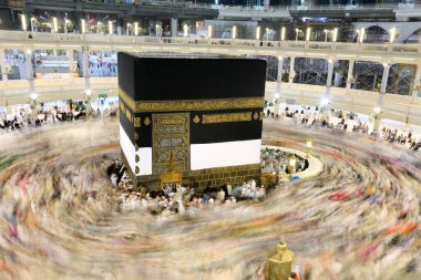 Kabe 'nin merkezine bakan Müslümanların görüşü Mekke Suudi Arabistan' daki Mekke Camii 'nde Tawaf icra ediyor.