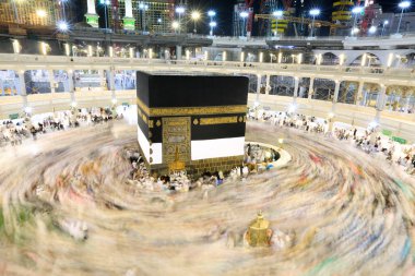 Kabe 'nin merkezine bakan Müslümanların görüşü Mekke Suudi Arabistan' daki Mekke Camii 'nde Tawaf icra ediyor.