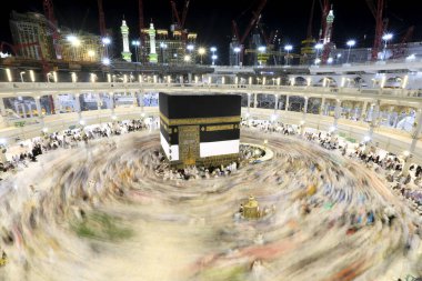 Kabe 'nin merkezine bakan Müslümanların görüşü Mekke Suudi Arabistan' daki Mekke Camii 'nde Tawaf icra ediyor.