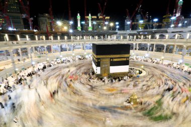 Kabe 'nin merkezine bakan Müslümanların görüşü Mekke Suudi Arabistan' daki Mekke Camii 'nde Tawaf icra ediyor.