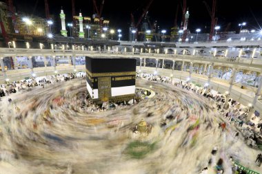 Kabe 'nin merkezine bakan Müslümanların görüşü Mekke Suudi Arabistan' daki Mekke Camii 'nde Tawaf icra ediyor.