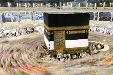 Kabe 'nin merkezine bakan Müslümanların görüşü Mekke Suudi Arabistan' daki Mekke Camii 'nde Tawaf icra ediyor.