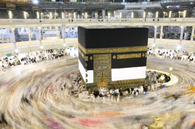 Kabe 'nin merkezine bakan Müslümanların görüşü Mekke Suudi Arabistan' daki Mekke Camii 'nde Tawaf icra ediyor.