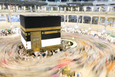 Kabe 'nin merkezine bakan Müslümanların görüşü Mekke Suudi Arabistan' daki Mekke Camii 'nde Tawaf icra ediyor.