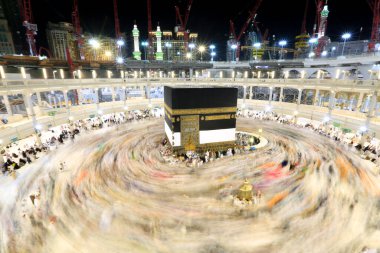 Kabe 'nin merkezine bakan Müslümanların görüşü Mekke Suudi Arabistan' daki Mekke Camii 'nde Tawaf icra ediyor.