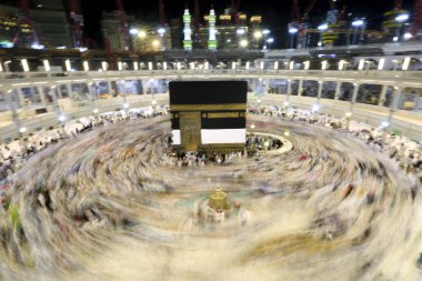 Kabe 'nin merkezine bakan Müslümanların görüşü Mekke Suudi Arabistan' daki Mekke Camii 'nde Tawaf icra ediyor.