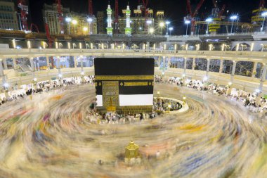 Kabe 'nin merkezine bakan Müslümanların görüşü Mekke Suudi Arabistan' daki Mekke Camii 'nde Tawaf icra ediyor.