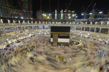 Kabe 'nin merkezine bakan Müslümanların görüşü Mekke Suudi Arabistan' daki Mekke Camii 'nde Tawaf icra ediyor.